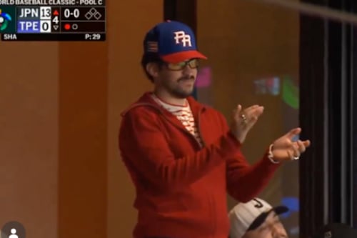 Captan a Bad Bunny en juego del Clásico Mundial de Béisbol en Tokio