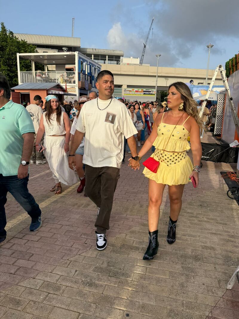 Fanáticos de Bad Bunny lucieron sus mejores vestidos, al estilo boricua para la primera función del concierto.