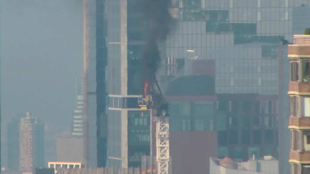 El incendio de una grúa de construcción en Manhattan el 26 de julio de 2023. (WABC via AP)