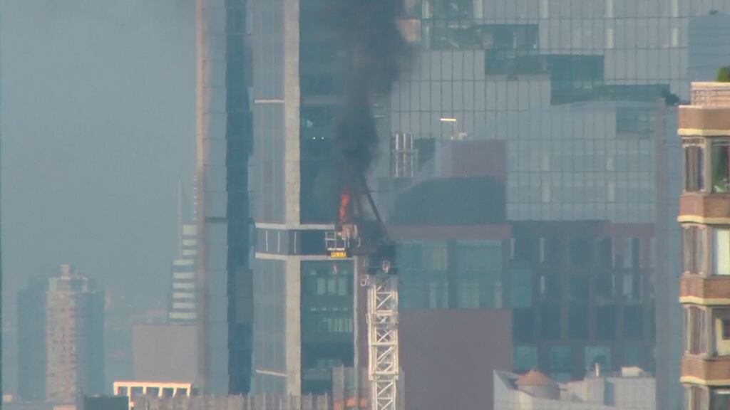 El incendio de una grúa de construcción en Manhattan el 26 de julio de 2023. (WABC via AP)