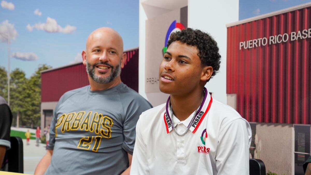 Jay Wheeler otorga beca a estudiante de Academia de Beisbol