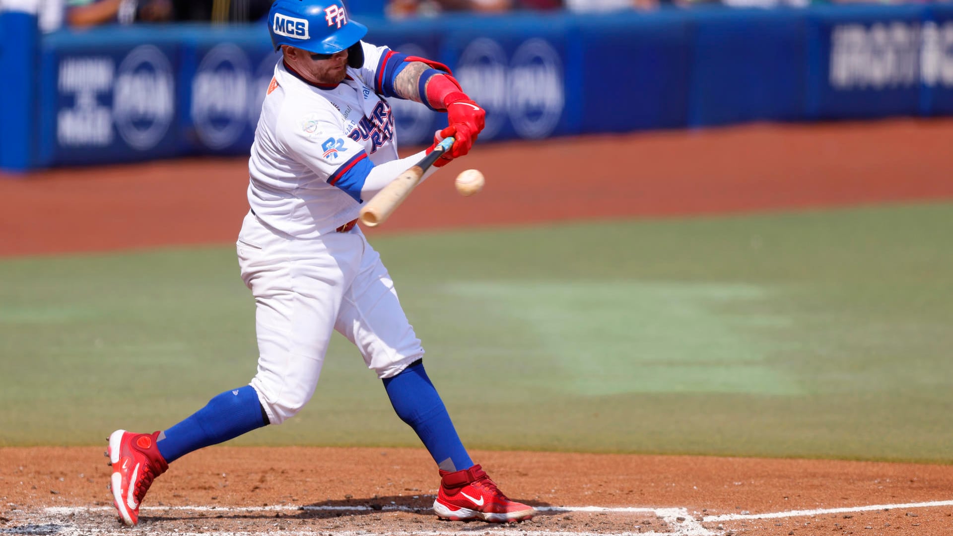Christian Vazquez de Puerto Rico batea ante México Verde este sábado, durante un partido de La Serie del Caribe de Béisbol 2026 entre México Verde y Puerto Rico, celebrado en el Estadio Panamericano Charros de Jalisco en Guadalajara (México). EFE/ Francisco Guasco