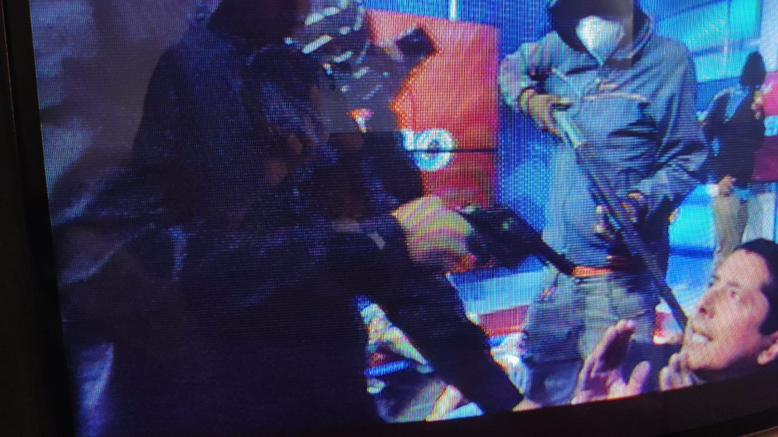 Delincuentes armados se toman TC Televisión