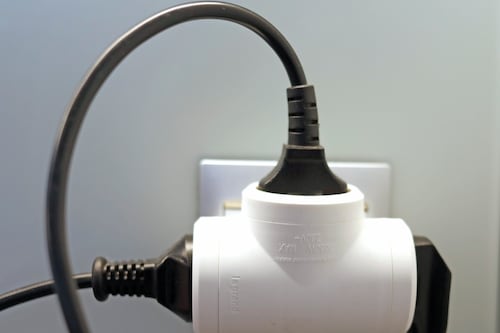 Tu factura de luz sube por estos aparatos que consumen energía apagados