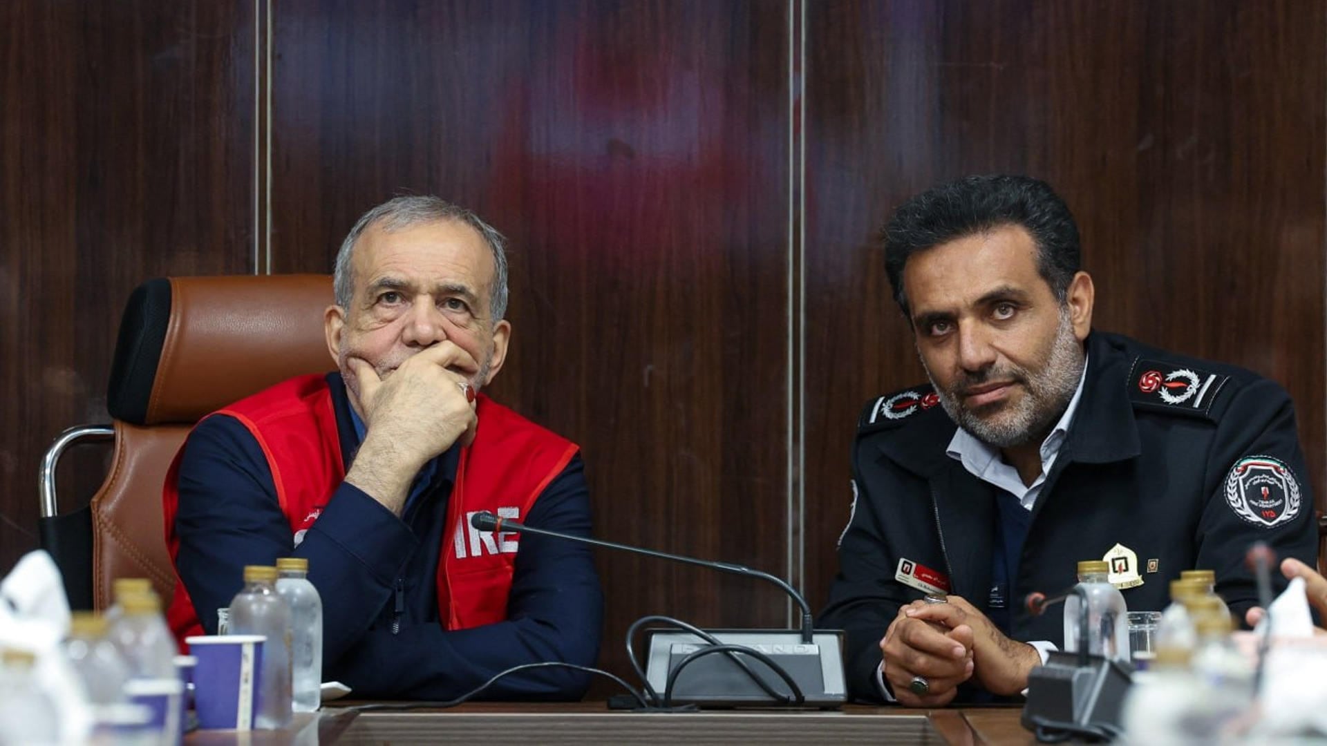 presidente de Irán, Masoud Pezeshkian (i),