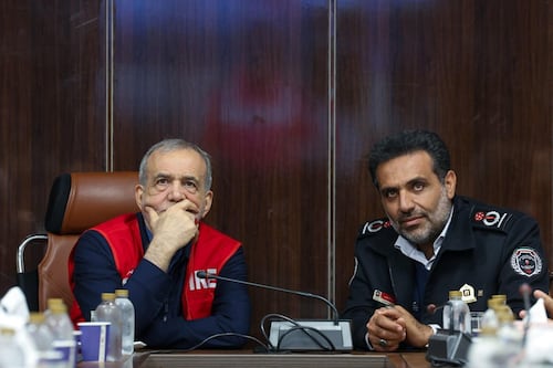 Presidente de Irán acusa a EE.UU. de buscar su rendición y advierte que “los iraníes no se someten a la fuerza”