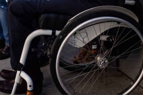 Actriz de “Wicked” denuncia discriminación en aerolínea por su uso de silla de ruedas