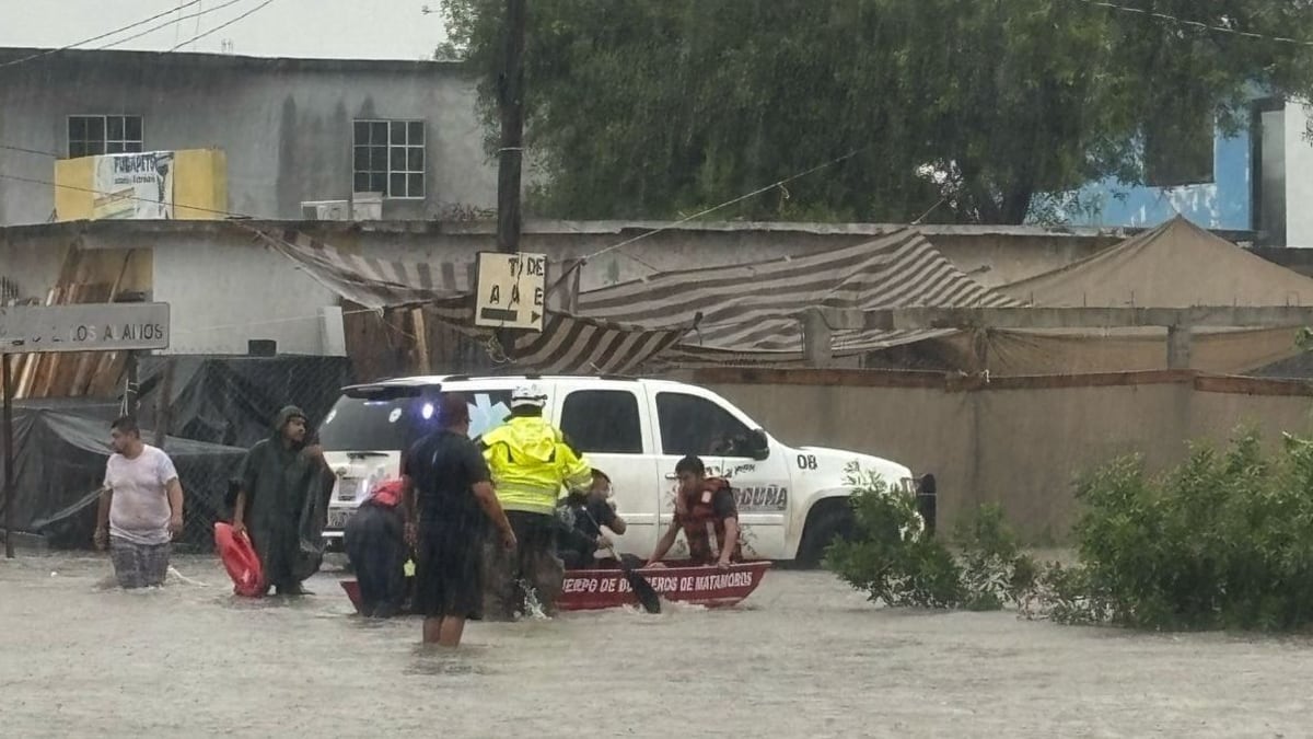 Padre muere ahogado al salvar a su hija durante una inundación en México