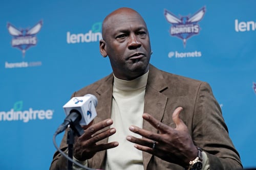 Michael Jordan completa la venta de los Hornets