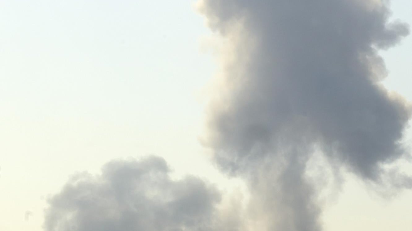 Una columna de humo se eleva en el centro de Teherán tras el ataque de Estados Unidos e Israel, 28 de febrero de 2026. EFE/EPA/ABEDIN TAHERKENAREH