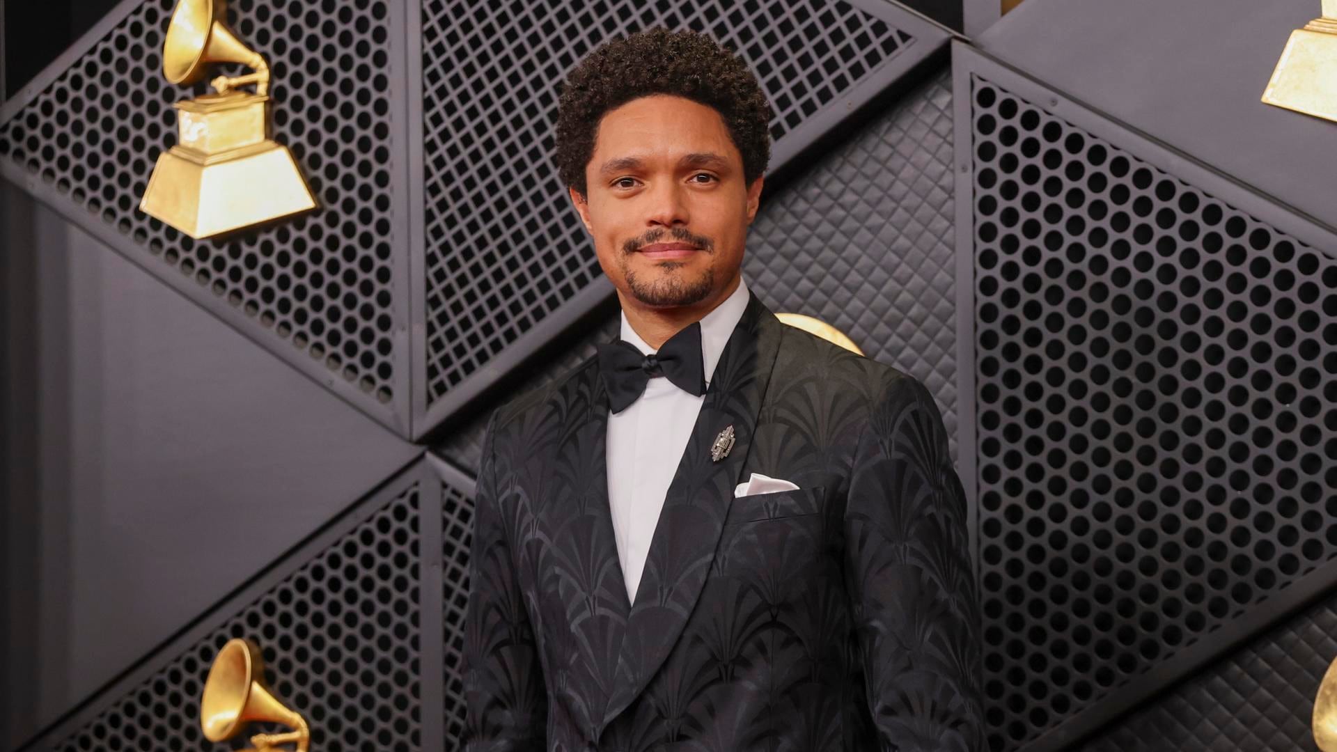 El comediante sudafricano Trevor Noah en la alfombra roja previa a la ceremonia de los Premios Grammy, en Los Angeles. EFE/EPA/JILL CONNELLY
