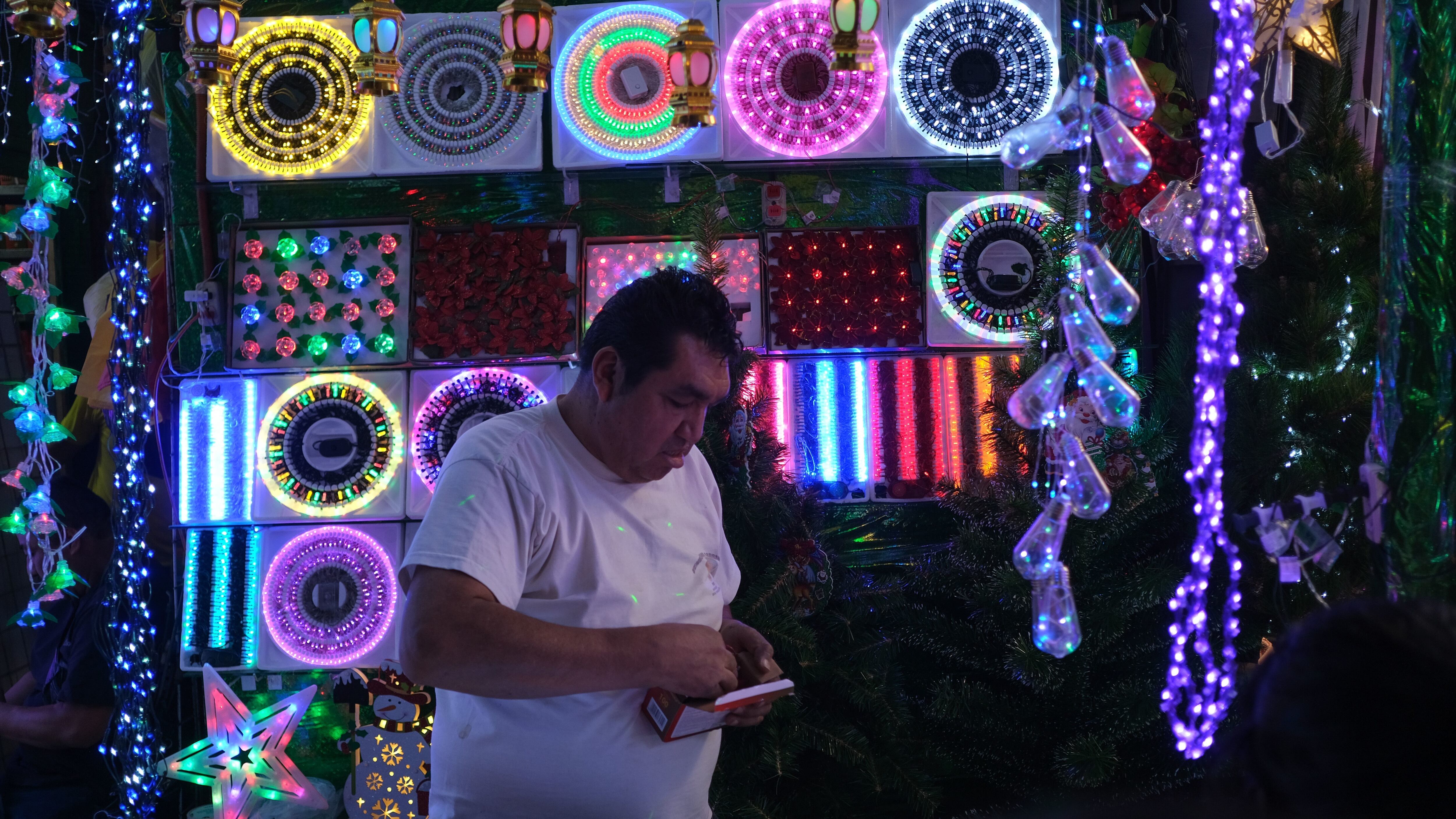 Capitalinos asisten al Mercado la Merced para realizar las compra de adornos navideños y árboles navideños artificiales para la celebración de posadas, Navidad y Año Nuevo.
FOTO: GRACIELA LÓPEZ /CUARTOSCURO.COM