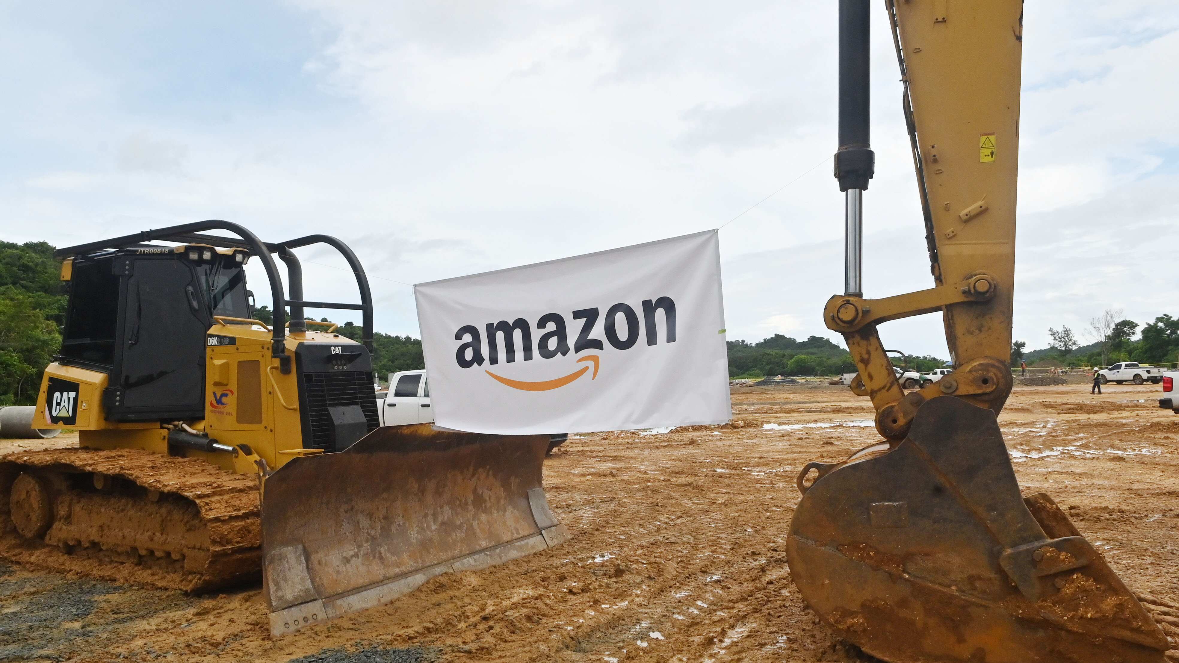 Colocación de la primera piedra del nuevo almacén de Amazon