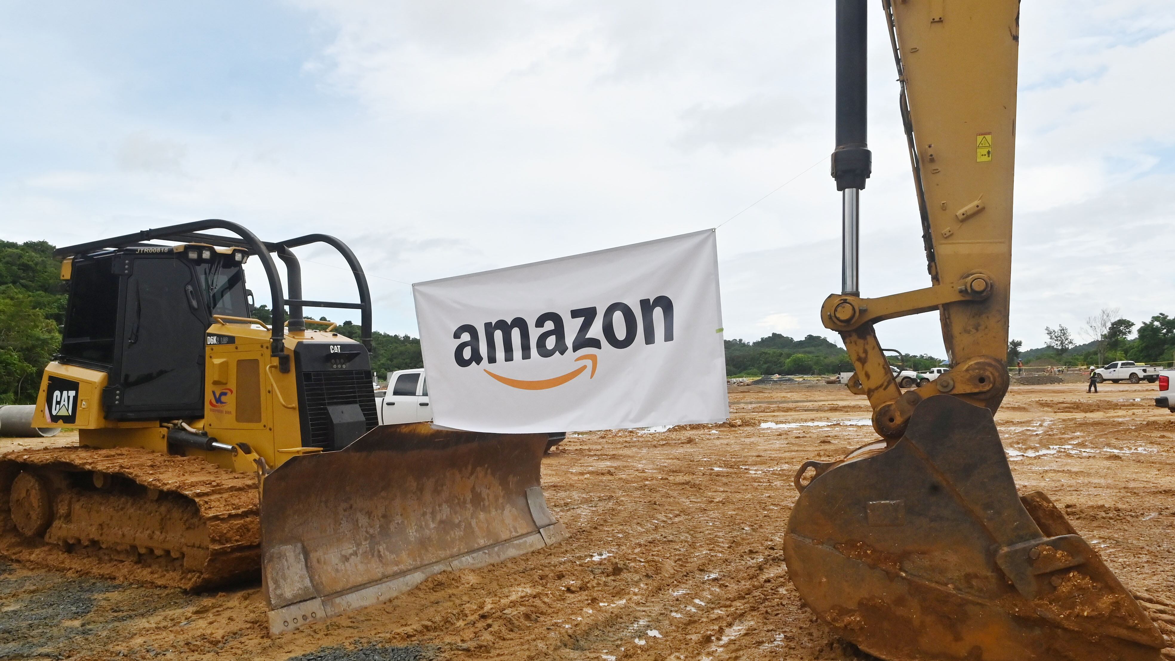 Colocación de la primera piedra del nuevo almacén de Amazon