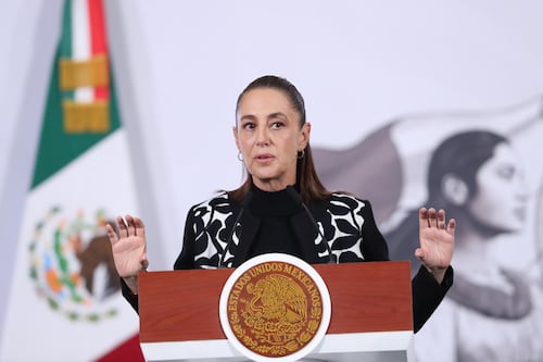 Presidenta de México descarta información sobre drones tras cierre aéreo en Texas