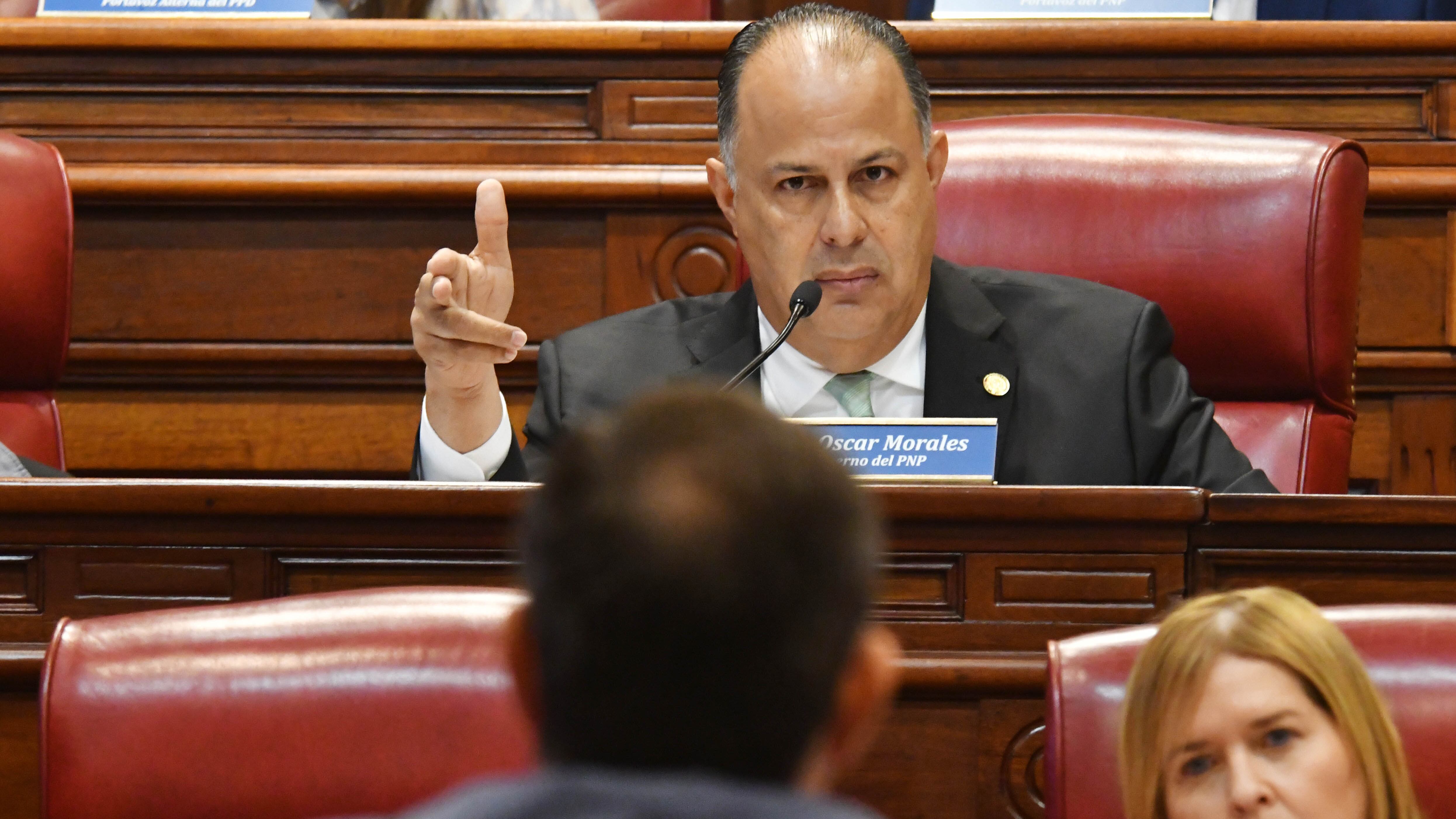 El Senador Oscar Morales interroga al   Dr. Carlos Diaz