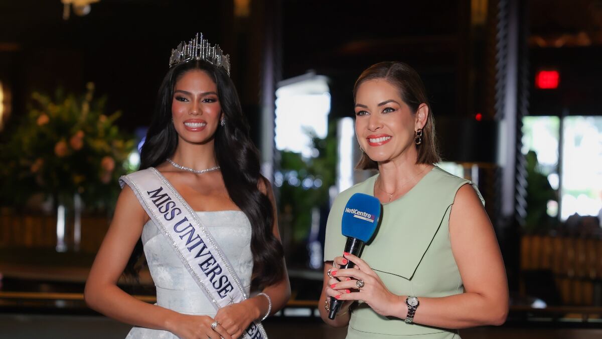 Zashely Nicole Alicea Rivera junto a la periodista Mónika Candelaria.