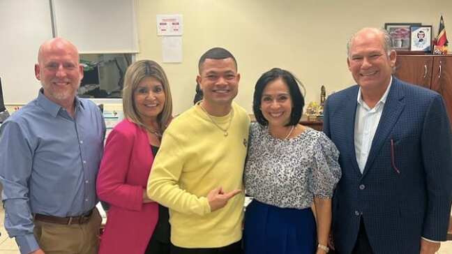 Jowell logra reunión con secretaria de Educación