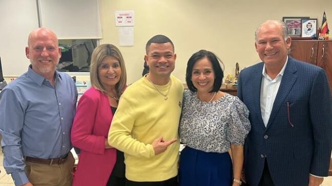 Jowell logra reunión con secretaria de Educación