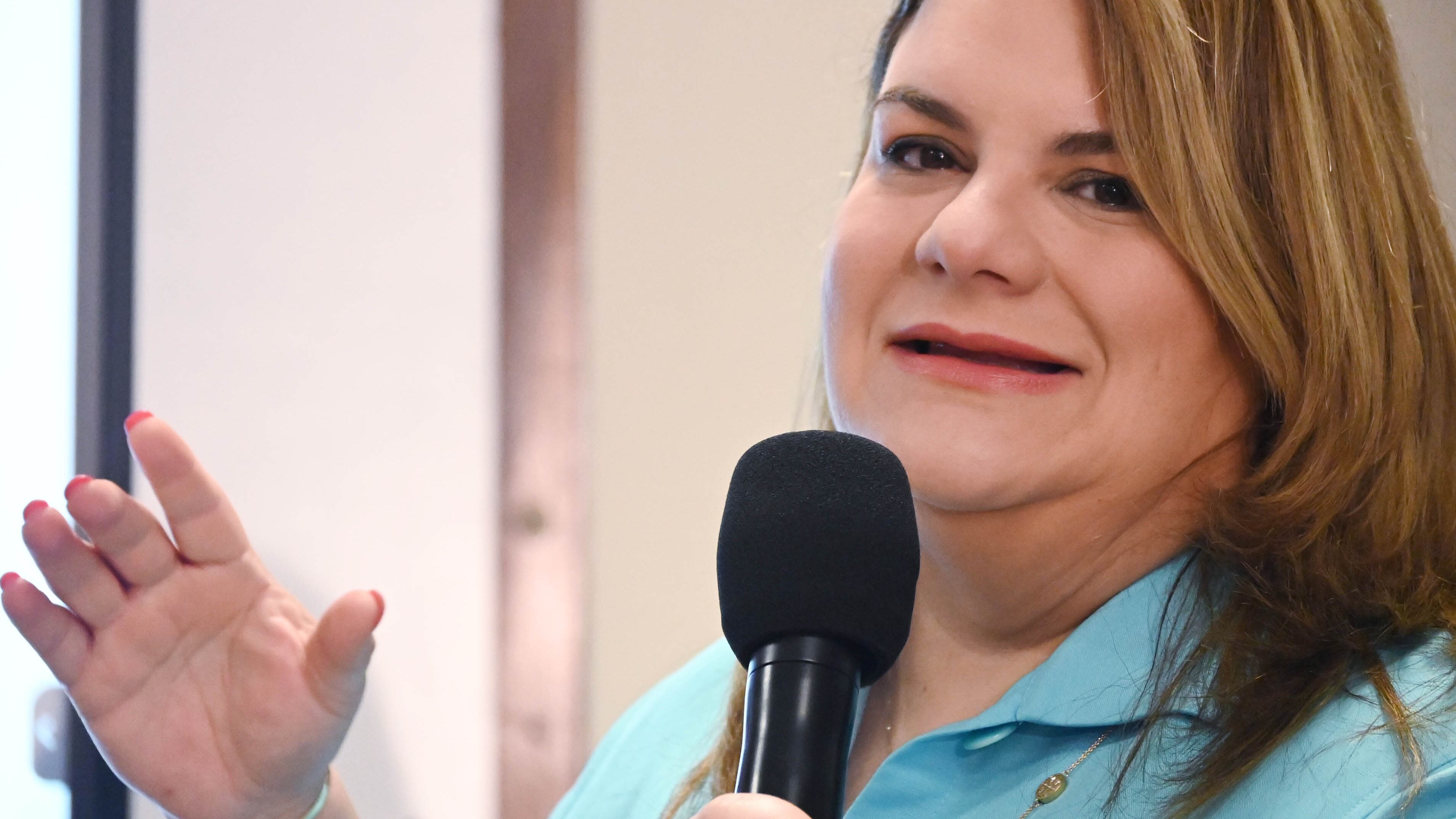 La gobernadora, Jennifer González recorre la Planta Electrica de Palo Seco