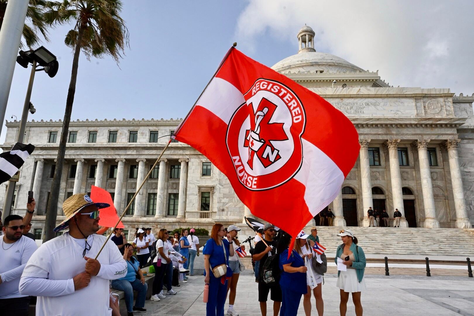 Las enfermeras y enfermeros protestan frente al Capitolio, demandando mejores condiciones de trabajo y salario. Capitolio, San Juan. Metro PR 12 de junio de 2025