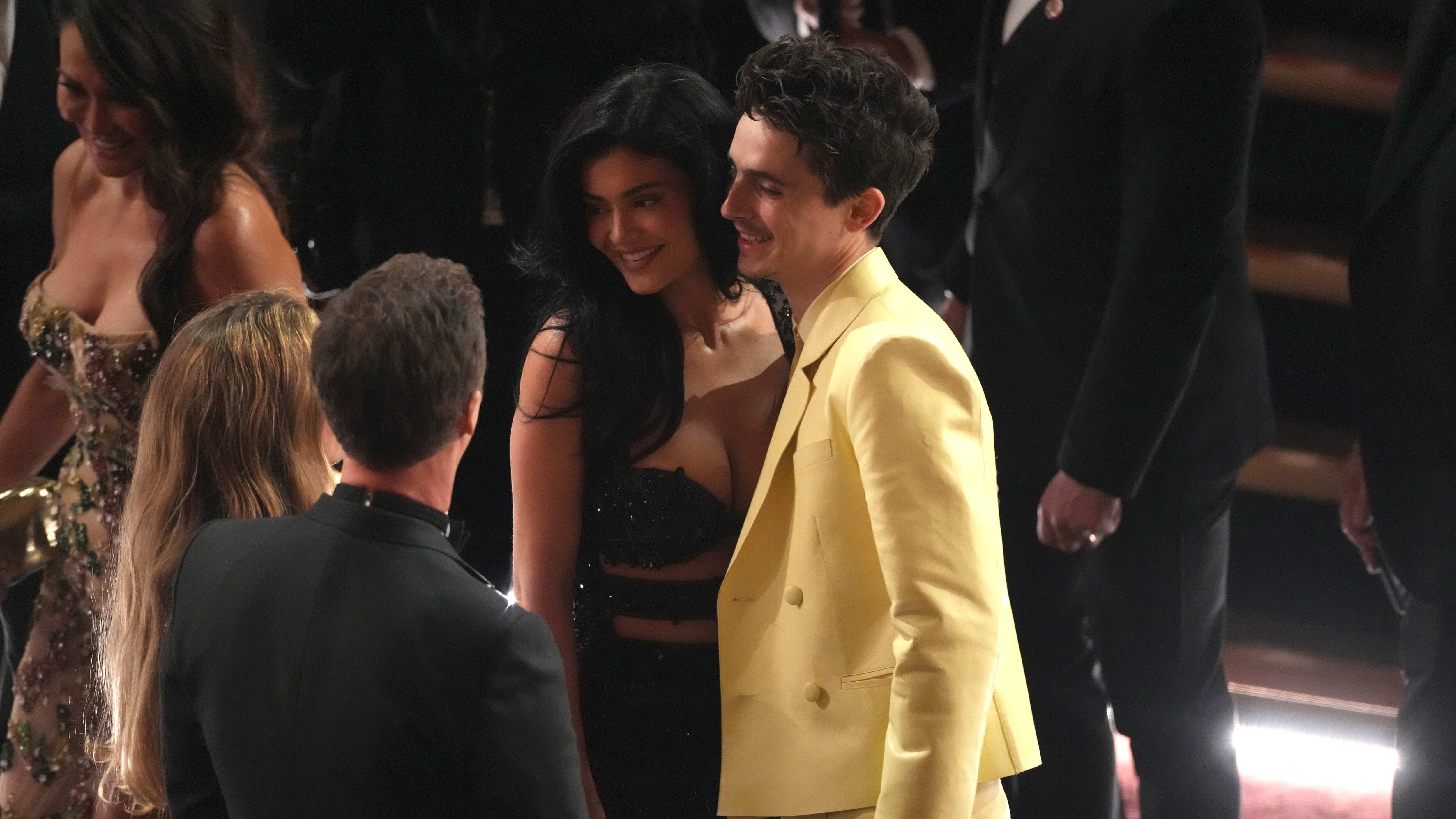 Shauna Robertson, de izquierda a derecha, Edward Norton, Kylie Jenner y Timothée Chalamet conversan entre el público durante los Oscar el domingo 2 de marzo de 2025 en el Dolby Theatre de Los Ángeles. (Foto AP/Chris Pizzello)