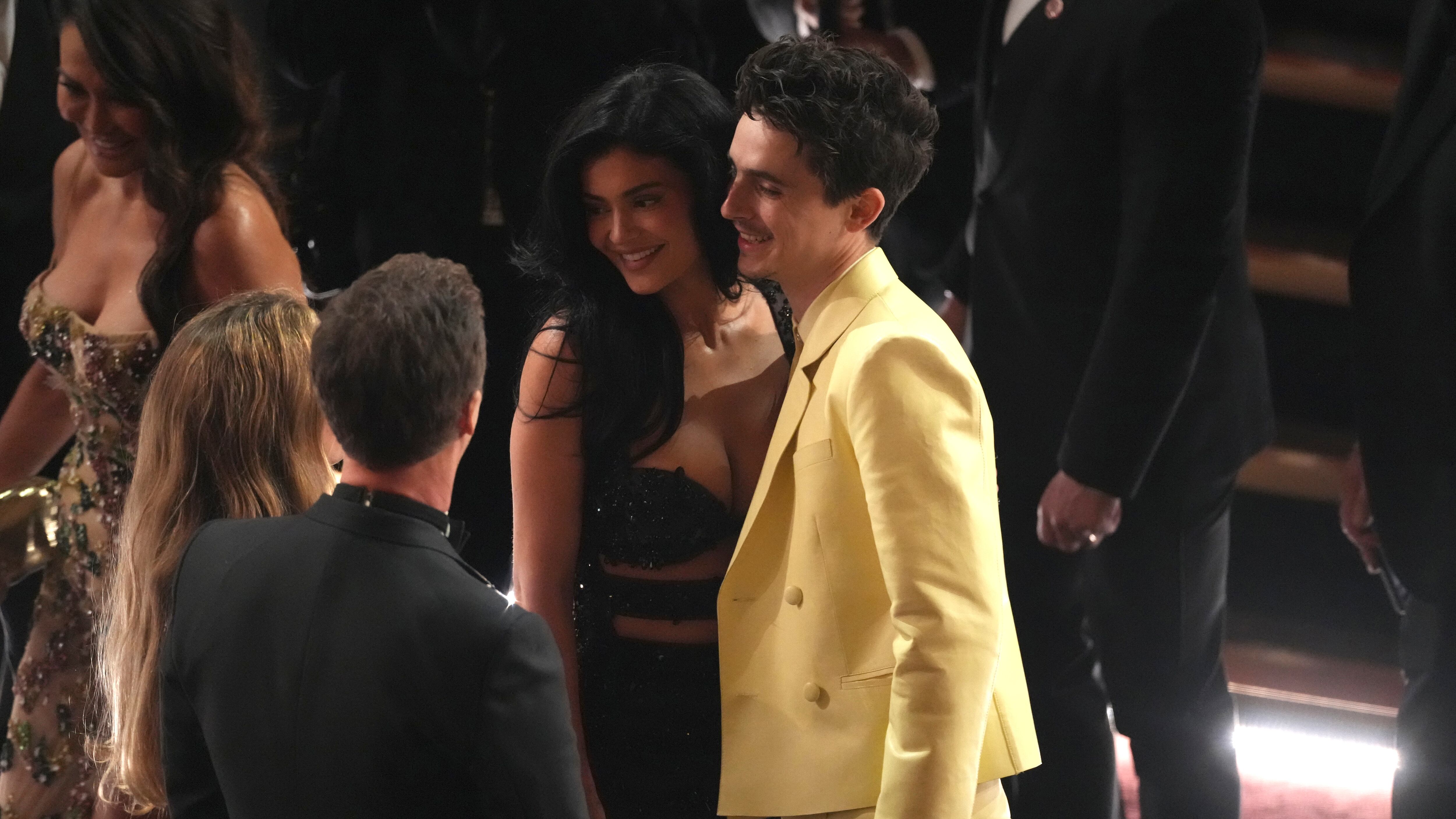 Shauna Robertson, de izquierda a derecha, Edward Norton, Kylie Jenner y Timothée Chalamet conversan entre el público durante los Oscar el domingo 2 de marzo de 2025 en el Dolby Theatre de Los Ángeles. (Foto AP/Chris Pizzello)