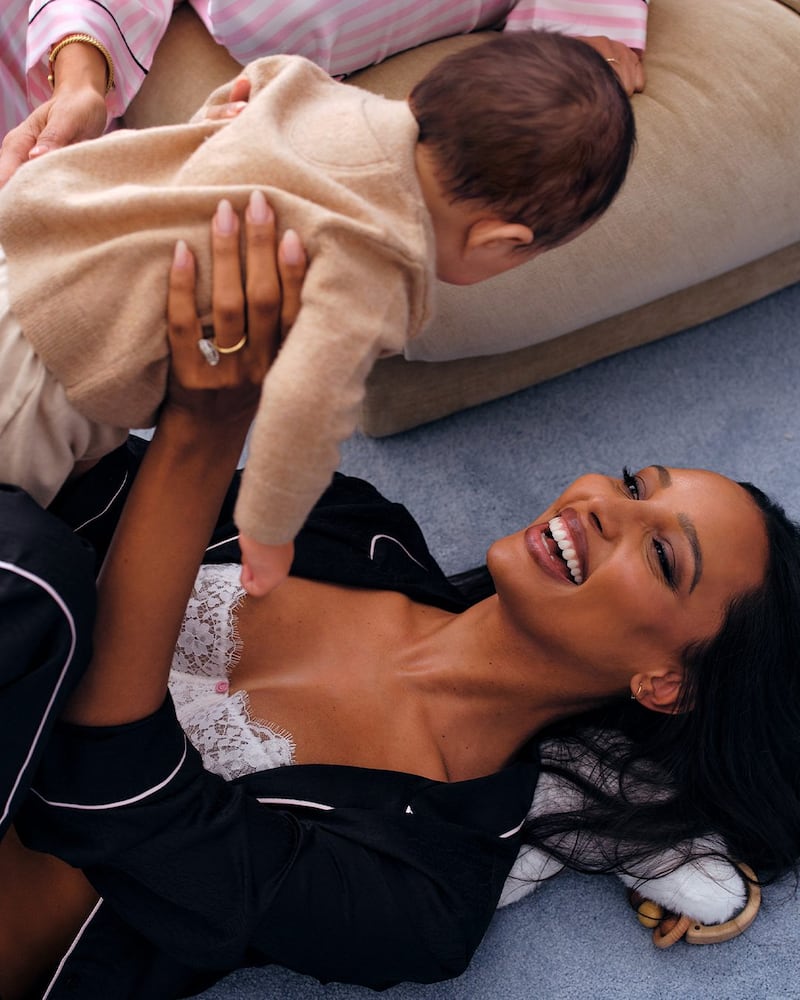 Jamine Tookes con su hijo