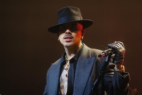 Rauw Alejandro lanza el tema ‘Dando Vueltas’ como antesala a la Copa Mundial de la FIFA 2026