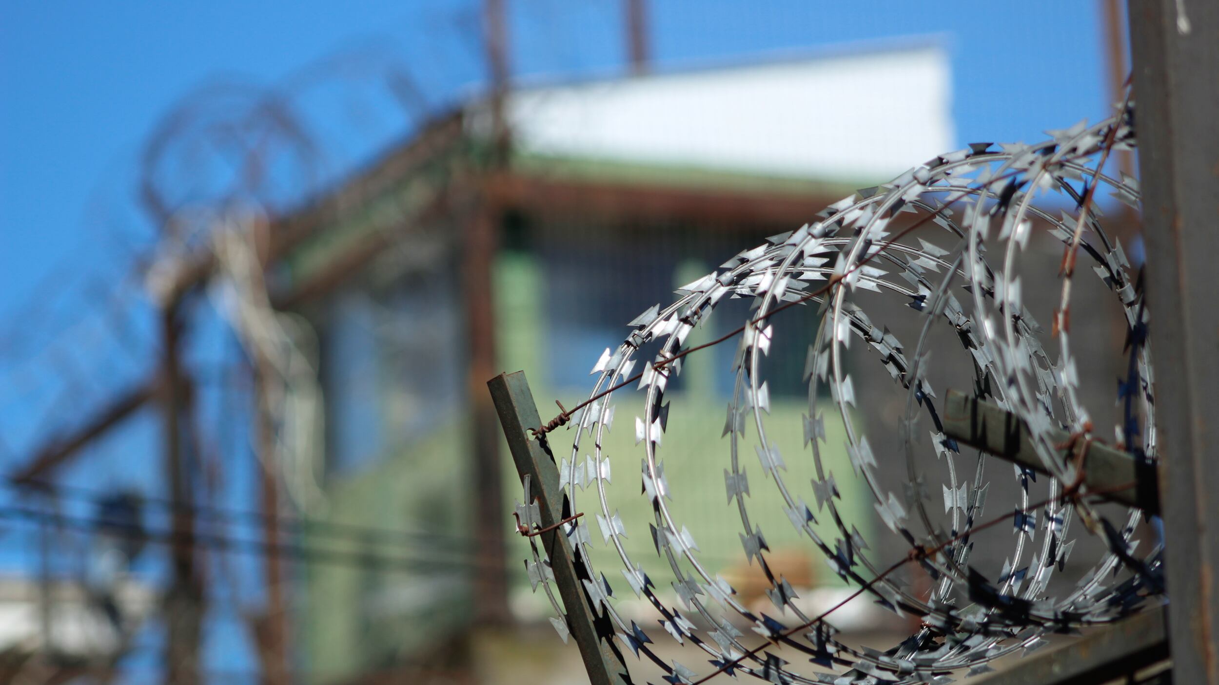 Cierre perimetral de uno de los pabellones de el Centro de cumplimiento penitenciario de Chillán para visitar a un recluso FOTO: JOSE CAMPOS / AGENCIA UNO