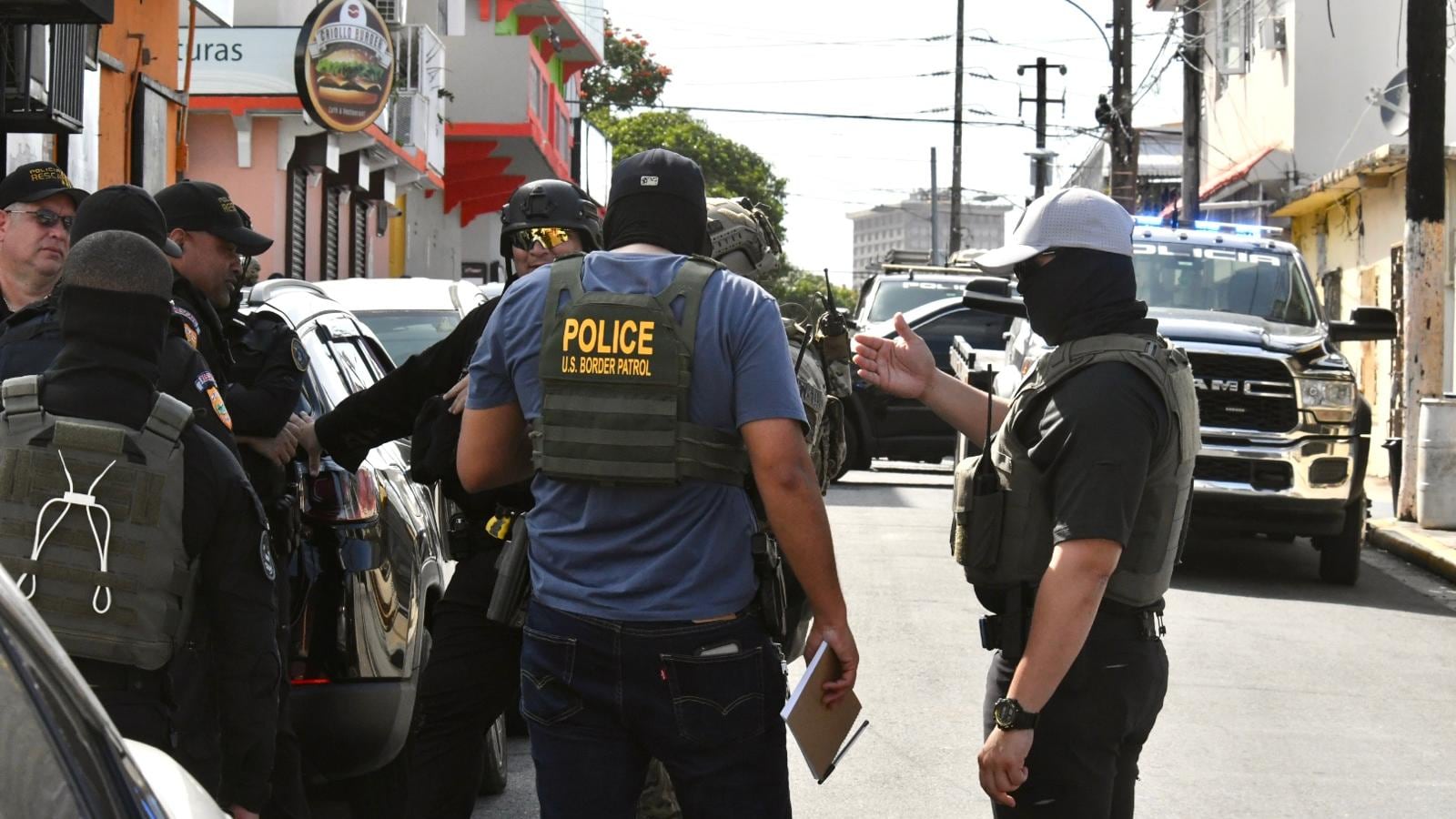 Federales realizan operativo en Villa Palmeras en Santurce