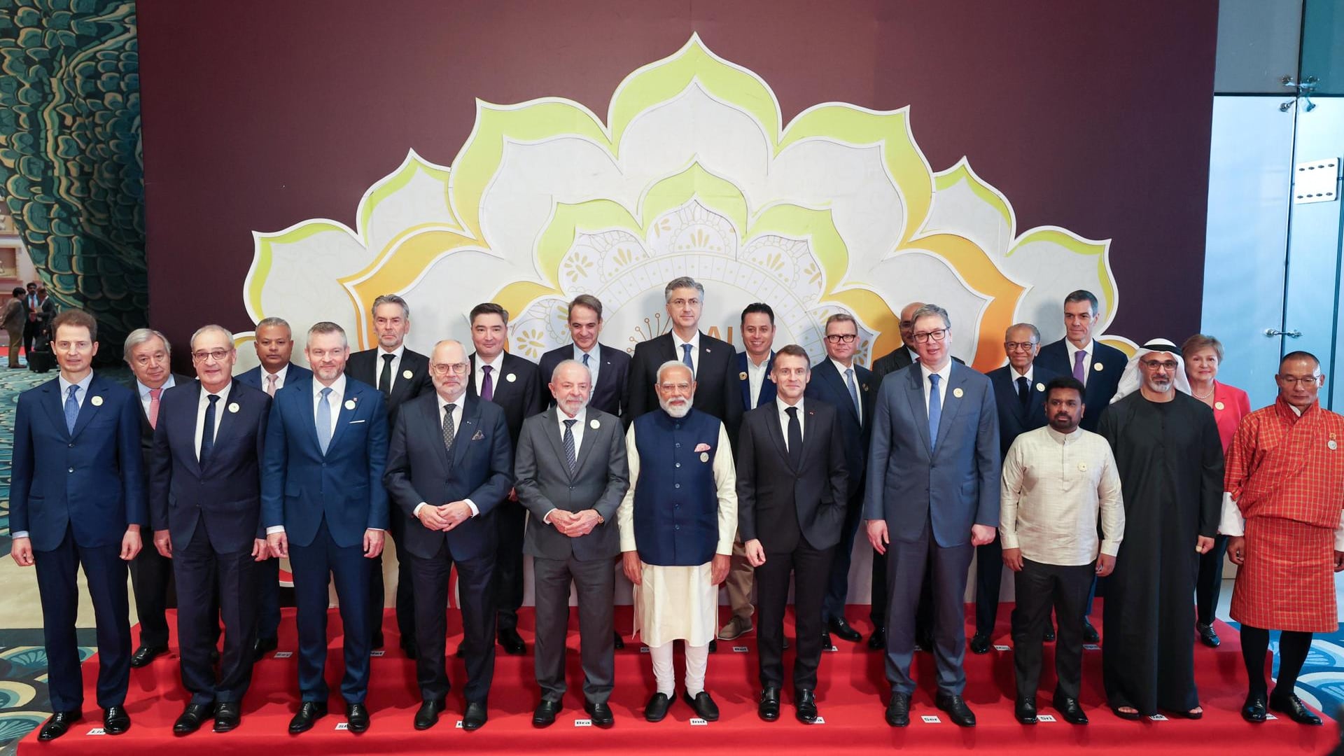 Los líderes mundiales retan la oligarquía de la IA mientras sellan inversiones millonarias