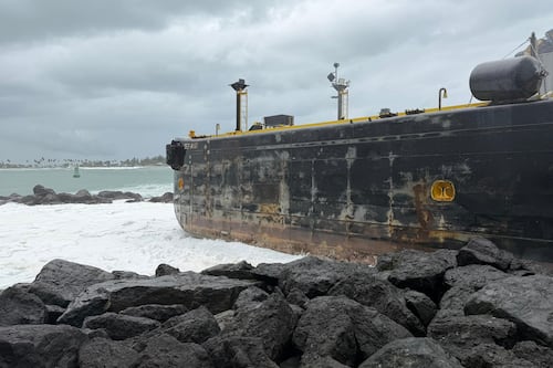 Barcaza encalla frente al Castillo San Felipe del Morro