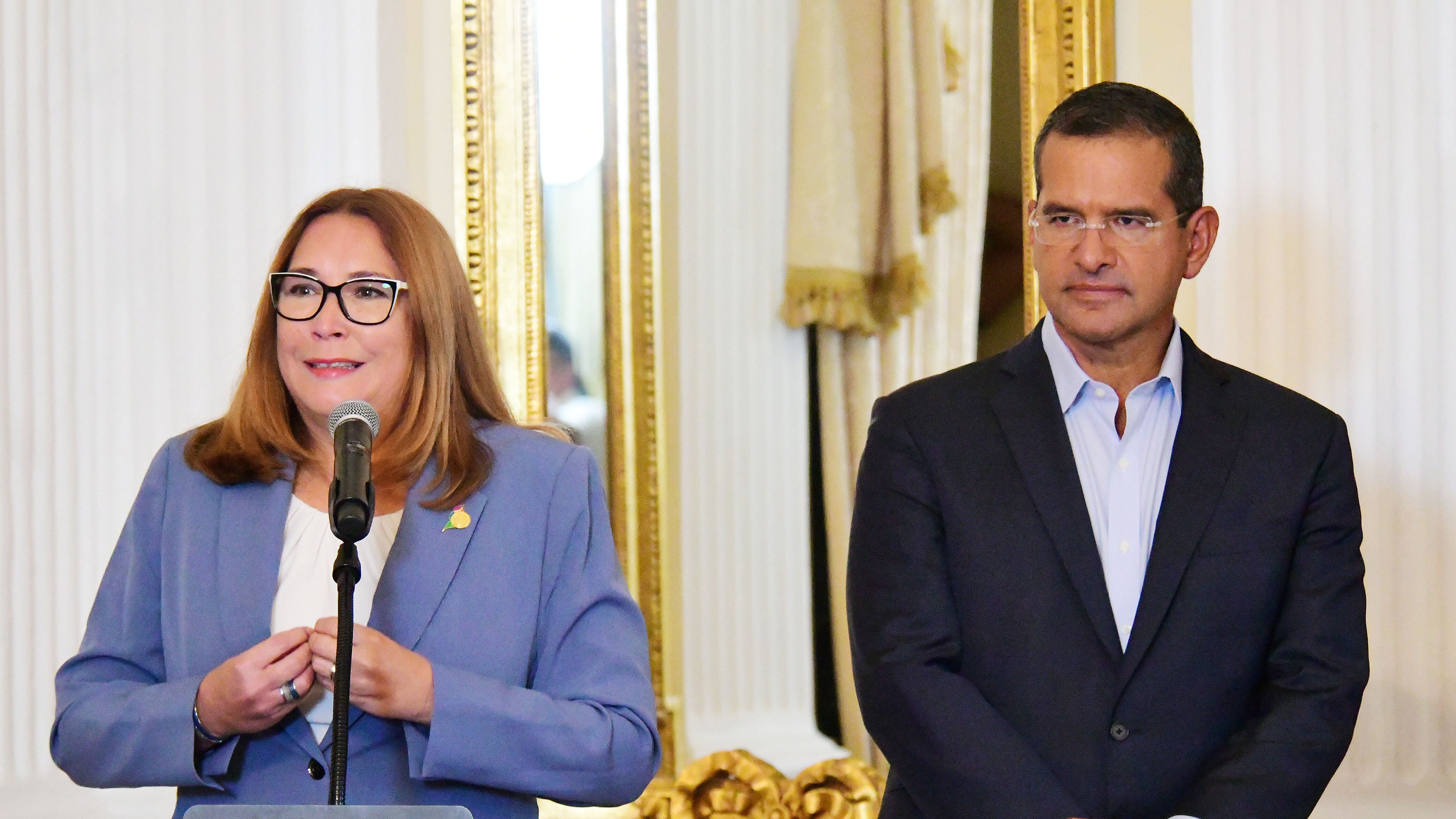 Secretaria del Departamento de la Familia y el gobernador Pedro Pierluisi.