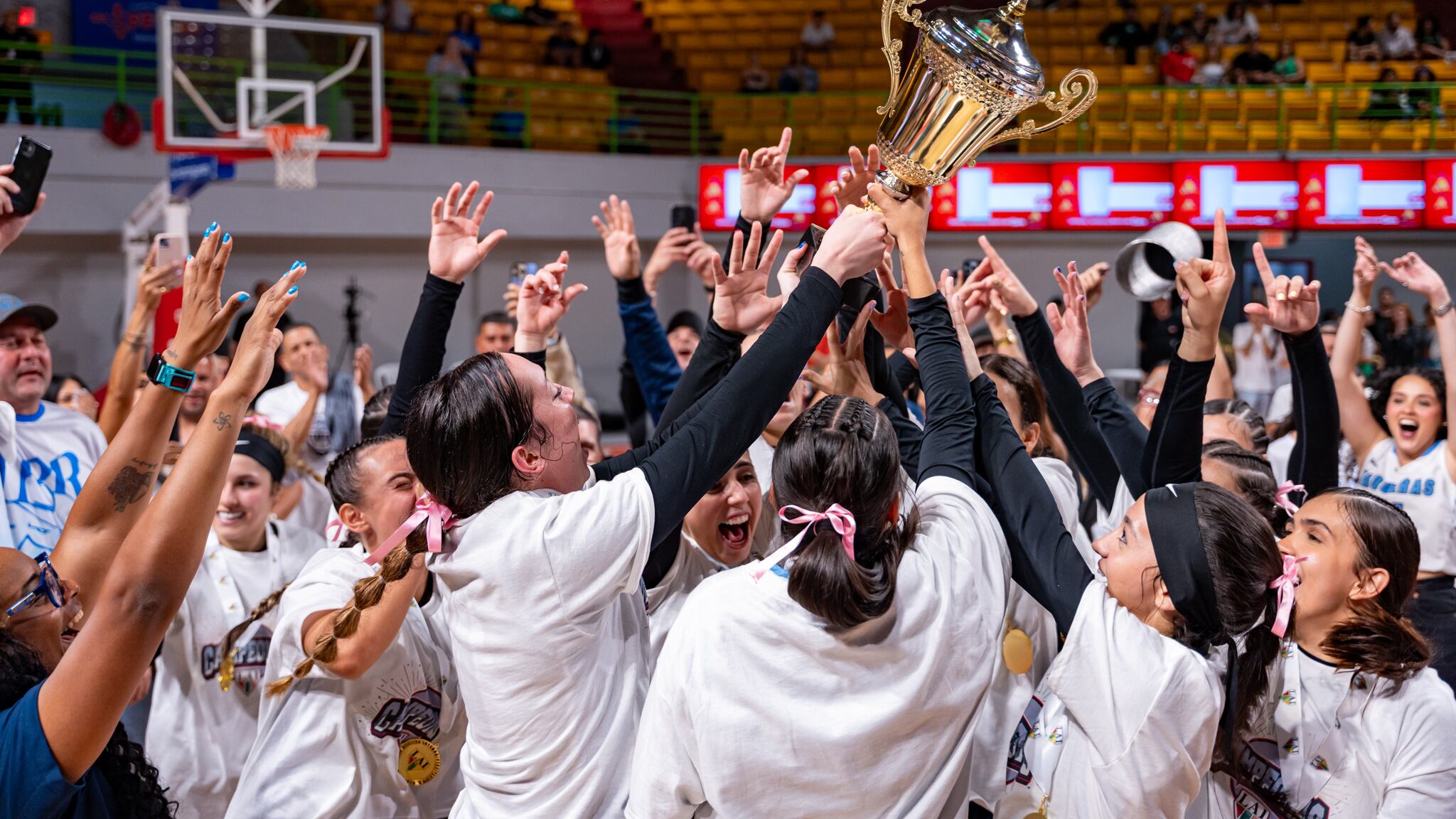 Celebración en grande las Vaqueras de la UPR de Bayamón en el Palacio de Recreación y Deportes de Mayagüez.jpg (Luis Ortiz LAI)