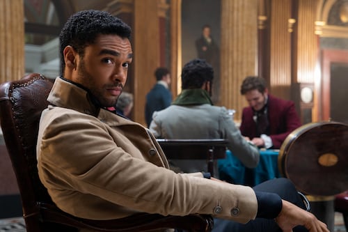 Uno de los galanes favoritos en Bridgerton, ahora protagoniza una serie subida de tono que te pondrá a sudar