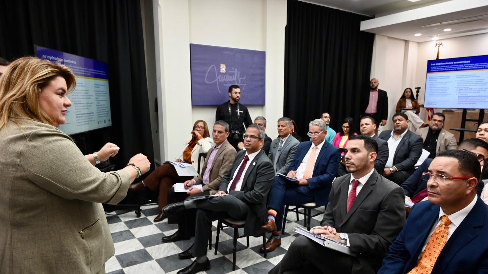 La gobernadora Jenniffer González Colón se reunió con los alcaldes asociados.