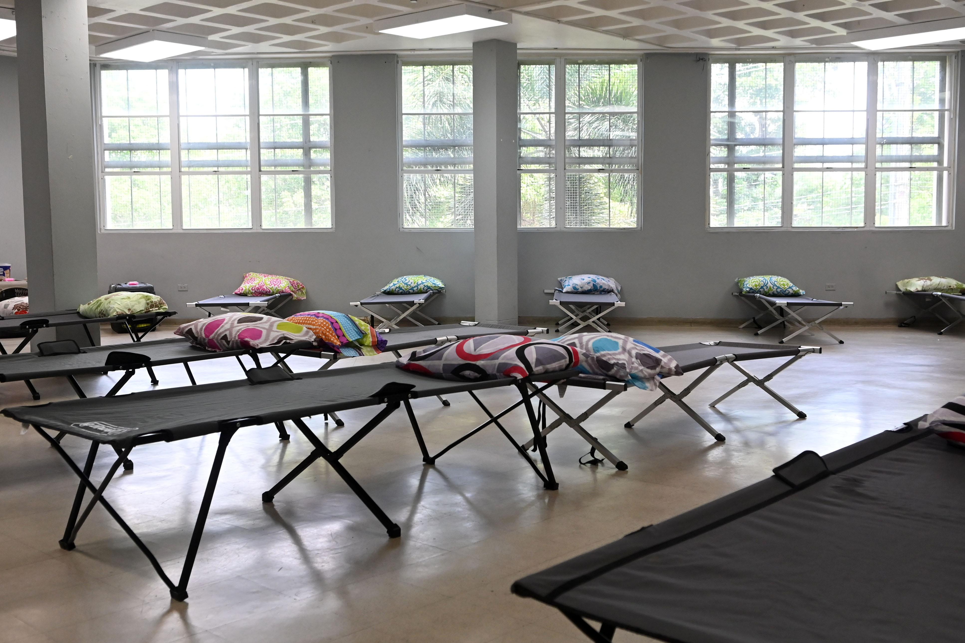 El alcalde de San Juan, Miguel Romero, revisa los preparativos de varios refugios