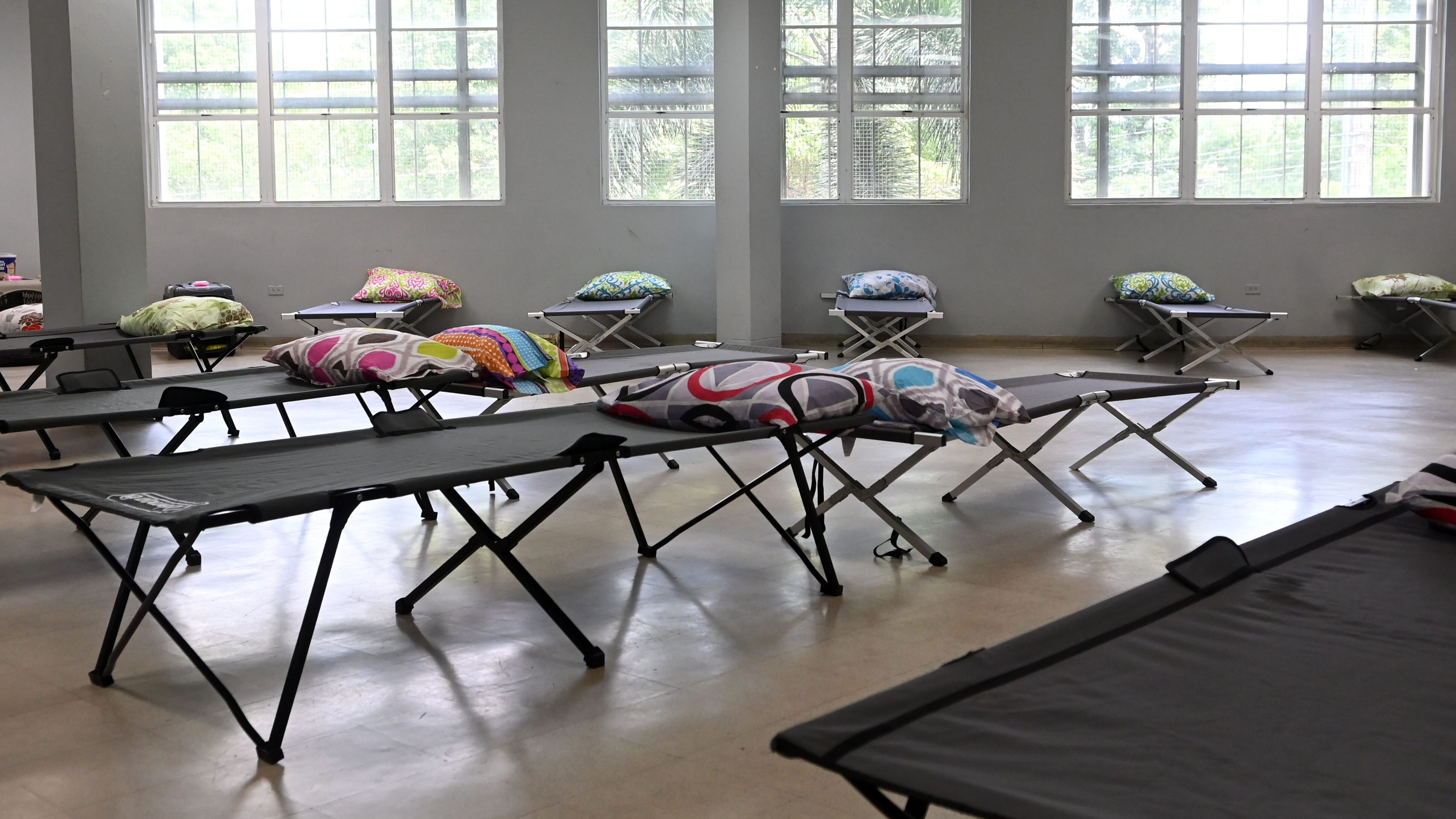 El alcalde de San Juan, Miguel Romero, revisa los preparativos de varios refugios