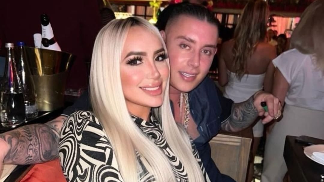 Cosculluela y Gina Moreno