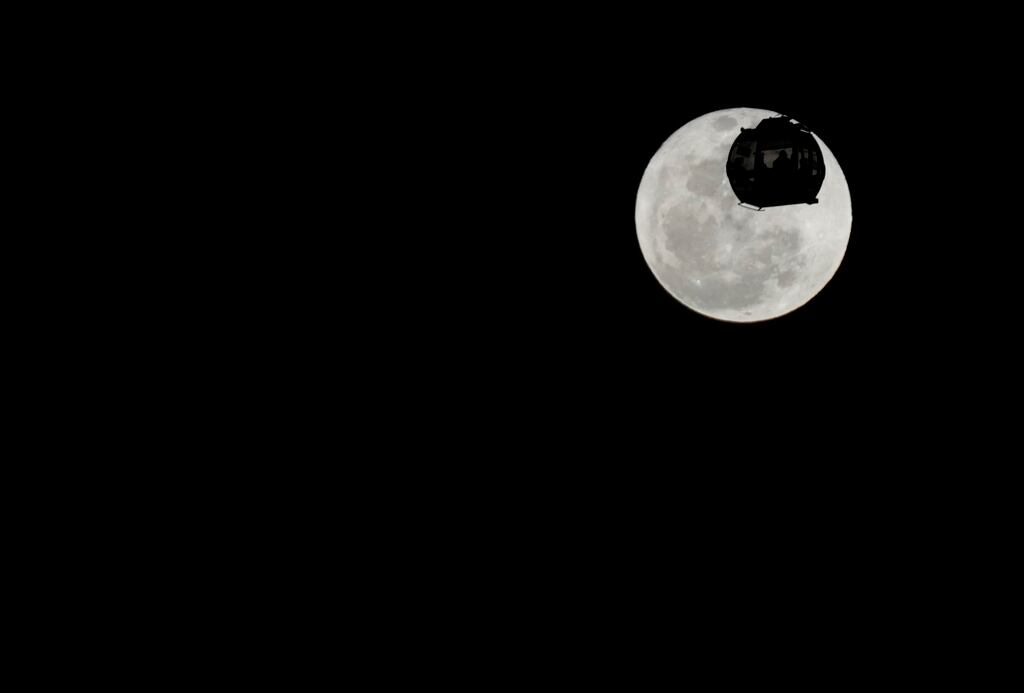 Los teleféricos pasan junto a la superluna en La Paz, Bolivia, el lunes 19 de agosto de 2024. (Foto AP/Juan Karita)