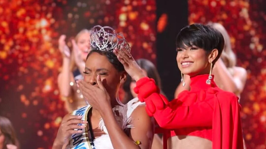 Angélique Angarni-Filopon fue coronada por Eve Gilles, Miss Francia 2024.