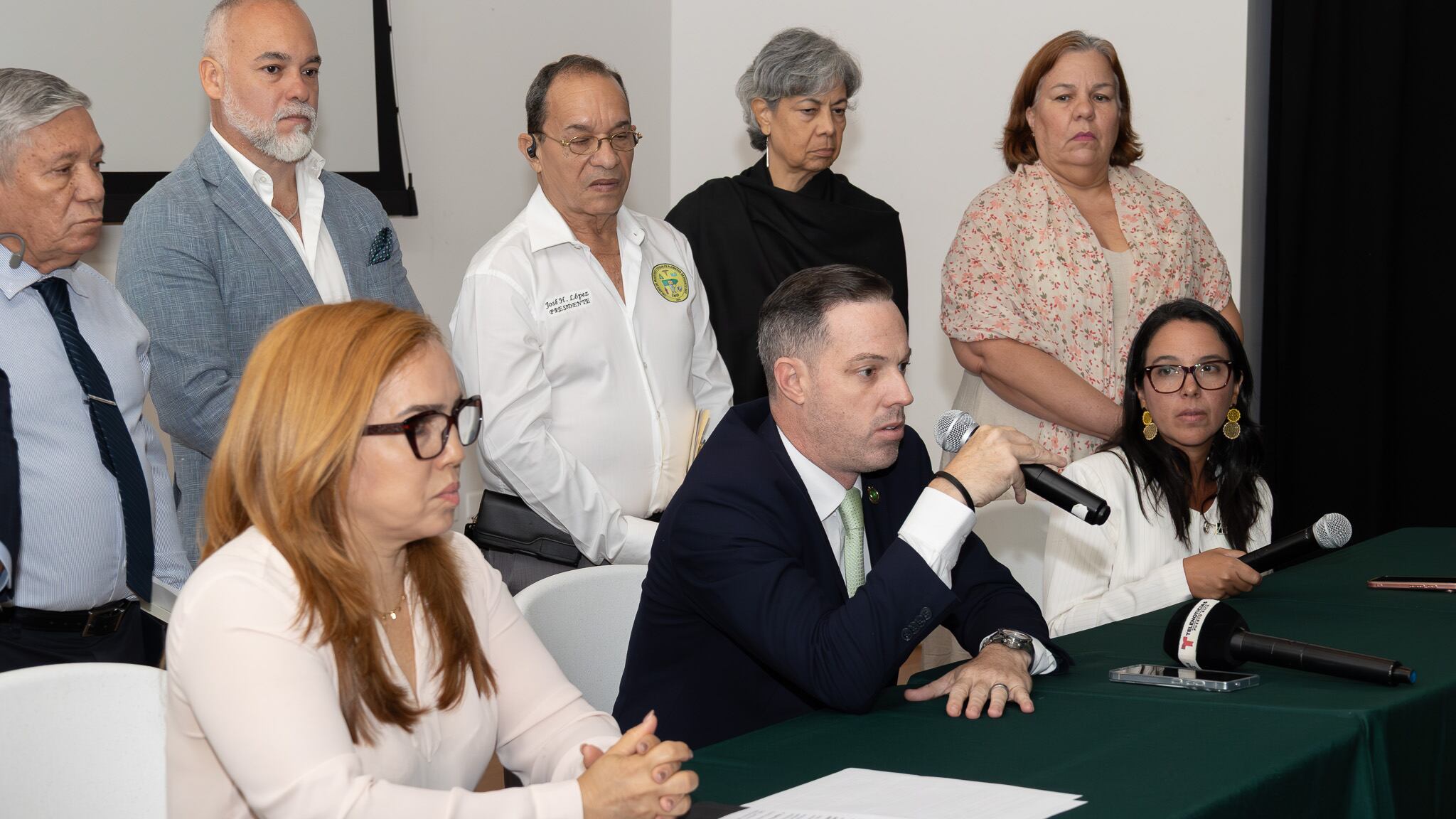 Gremios profesionales de Puerto Rico en conferencia de prensa en San Juan, solicitando a la gobernadora Jenniffer González el veto al Proyecto del Senado 6, que permitiría el reconocimiento automático de licencias profesionales emitidas en otros estados.