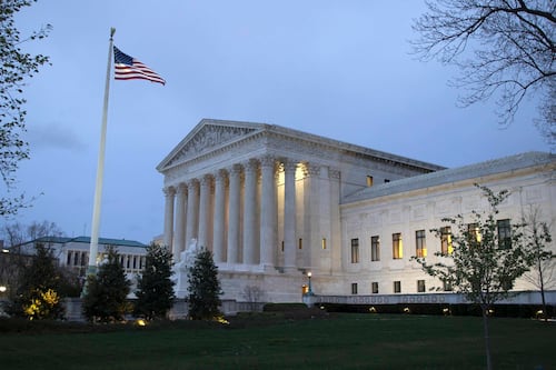 Jueces del Tribunal Supremo cuestionan argumentos de Trump para limitar ciudadanía por nacimiento