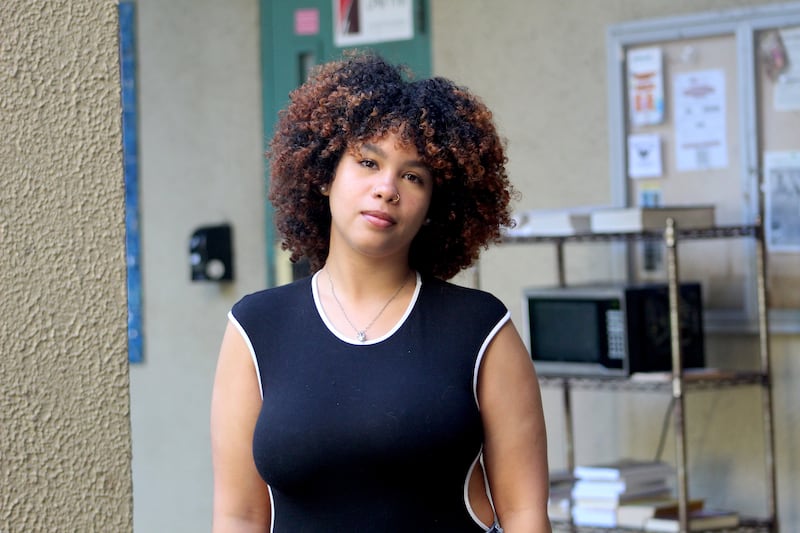 Fabiola Morales, coordinadora de la Colectiva de Estudiantes Cuir, advirtió que la eliminación de los protocolos deja a los estudiantes trans sin protección frente al acoso y la discriminación en del campus.