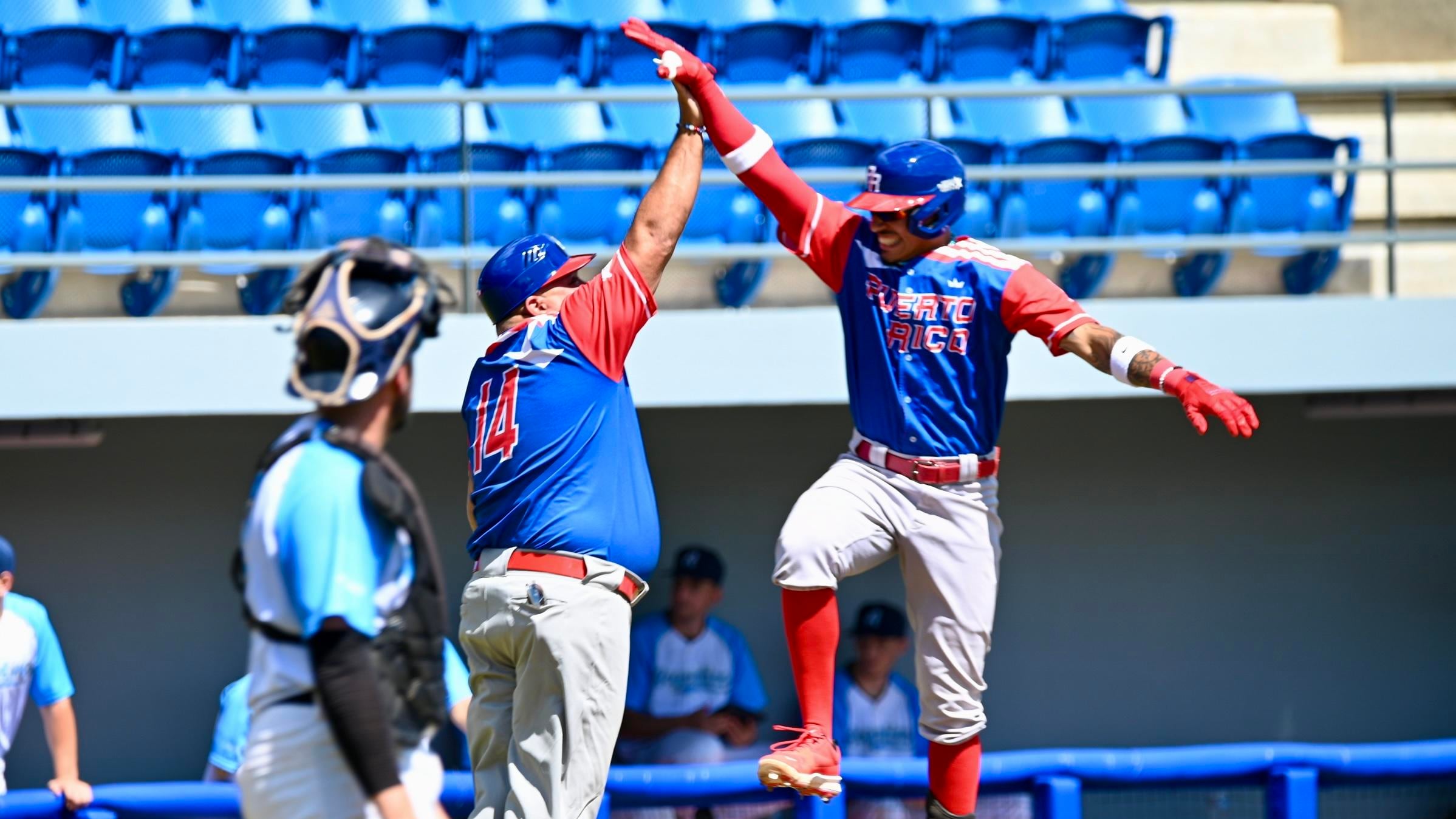 Jankel Ortiz celebra tras conectar un jonrón.