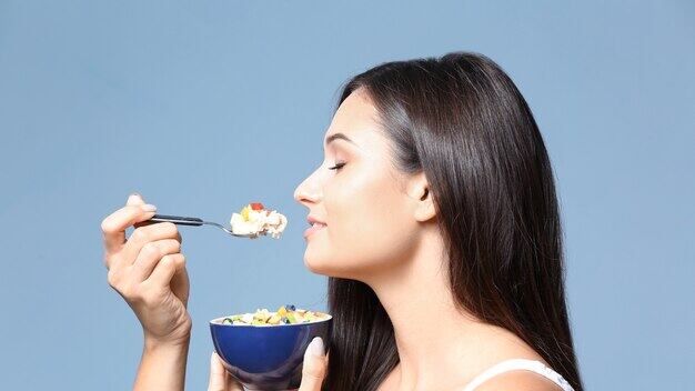 La avena, el requesón, el salmón y los frutos secos tienen más proteína que los huevos