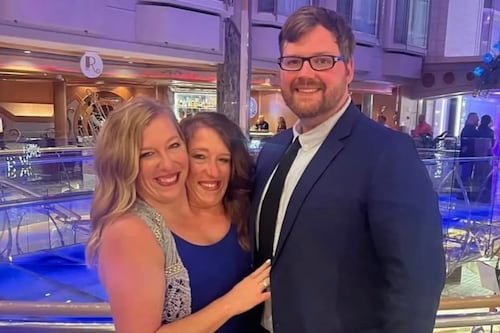 Siamesas Abby y Brittany Hensel aparecen con un bebé: Avivan rumores de hijos luego de casarse