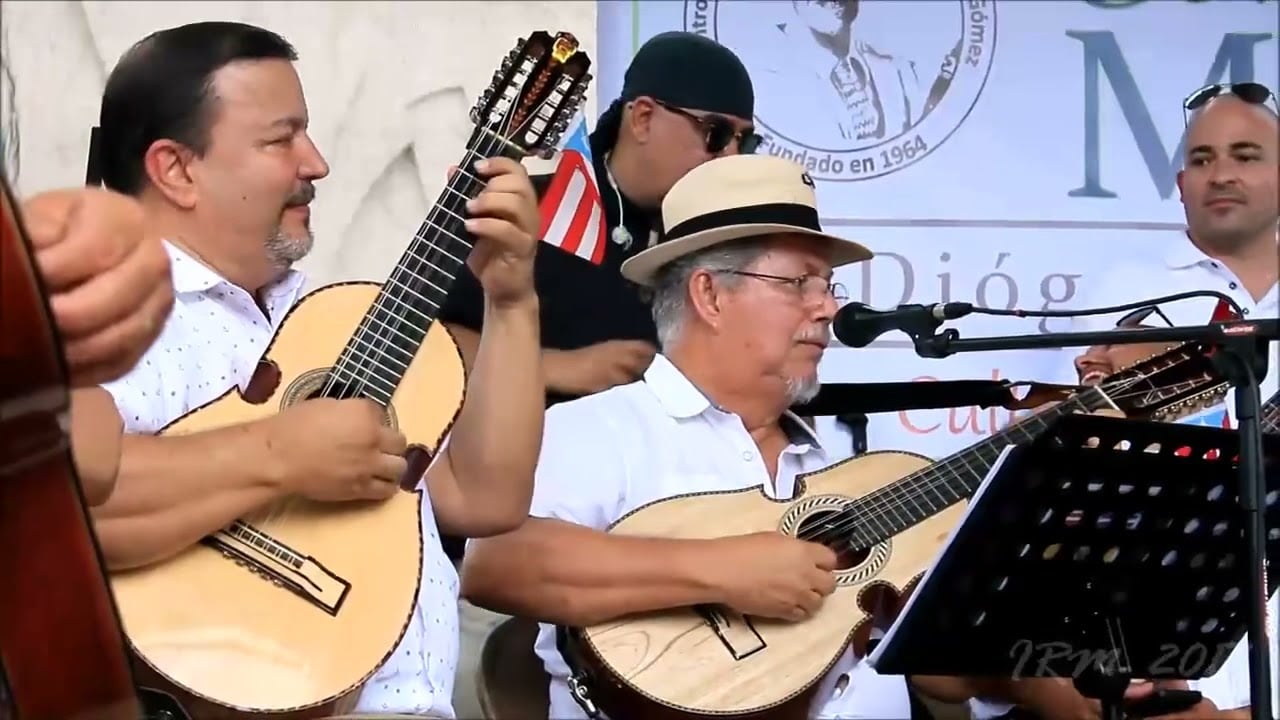 Cuatristas en evento cultural en Morovis.