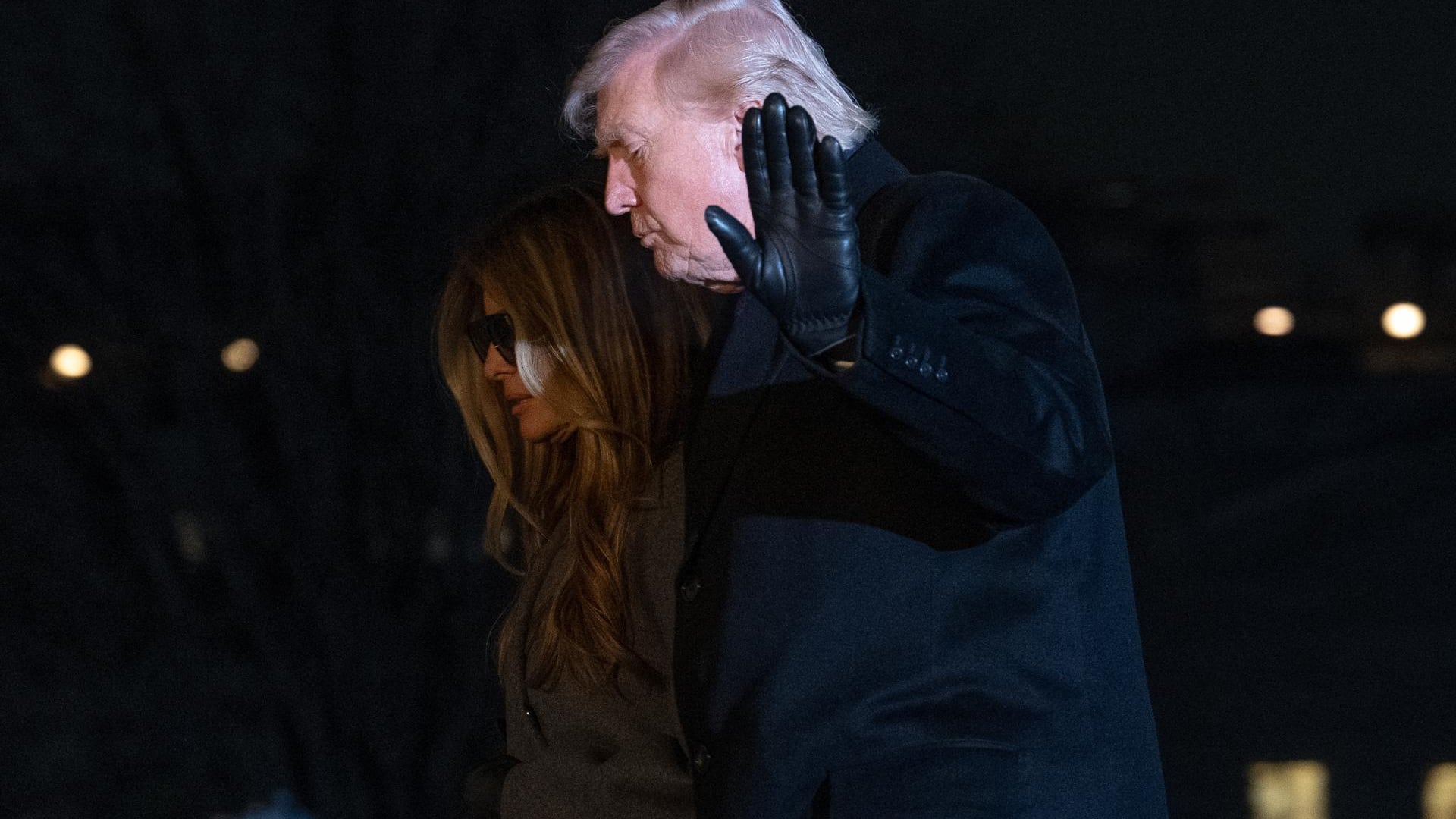 El presidente de Estados Unidos, Donald Trump, y la primera dama, Melania Trump, caminan por el jardín sur de la Casa Blanca después de llegar en el Marine One a Washington. EFE/EPA/Aaron Schwartz / POOL